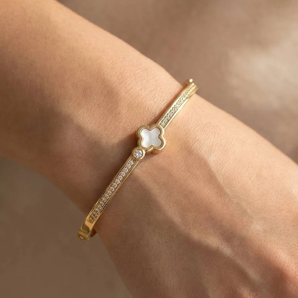 Pearly Clover Studded Clasp Lock Bracelet