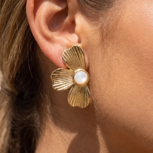 Mother Of Pearl Ribbed Flower Stud Earrings