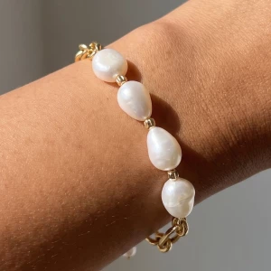 Teardrop Pearl Station Chain Bracelet