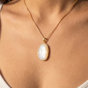 Mother Of Pearl Oval Pendant Box Chain Necklace