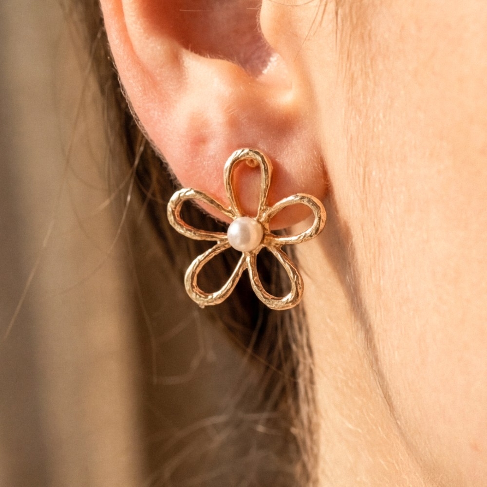 Pearl Center Open Petal Daisy Flower Stud Earrings