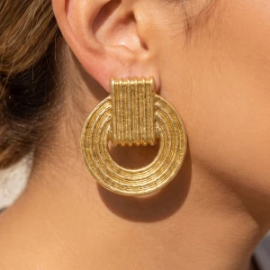 Ribbed Doorknocker Circle Stud Earrings