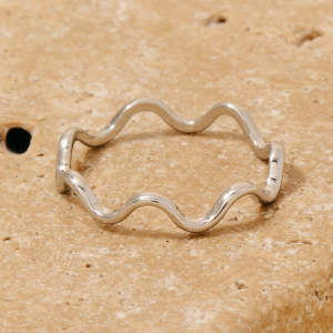 Minimalist Wavy Band Ring