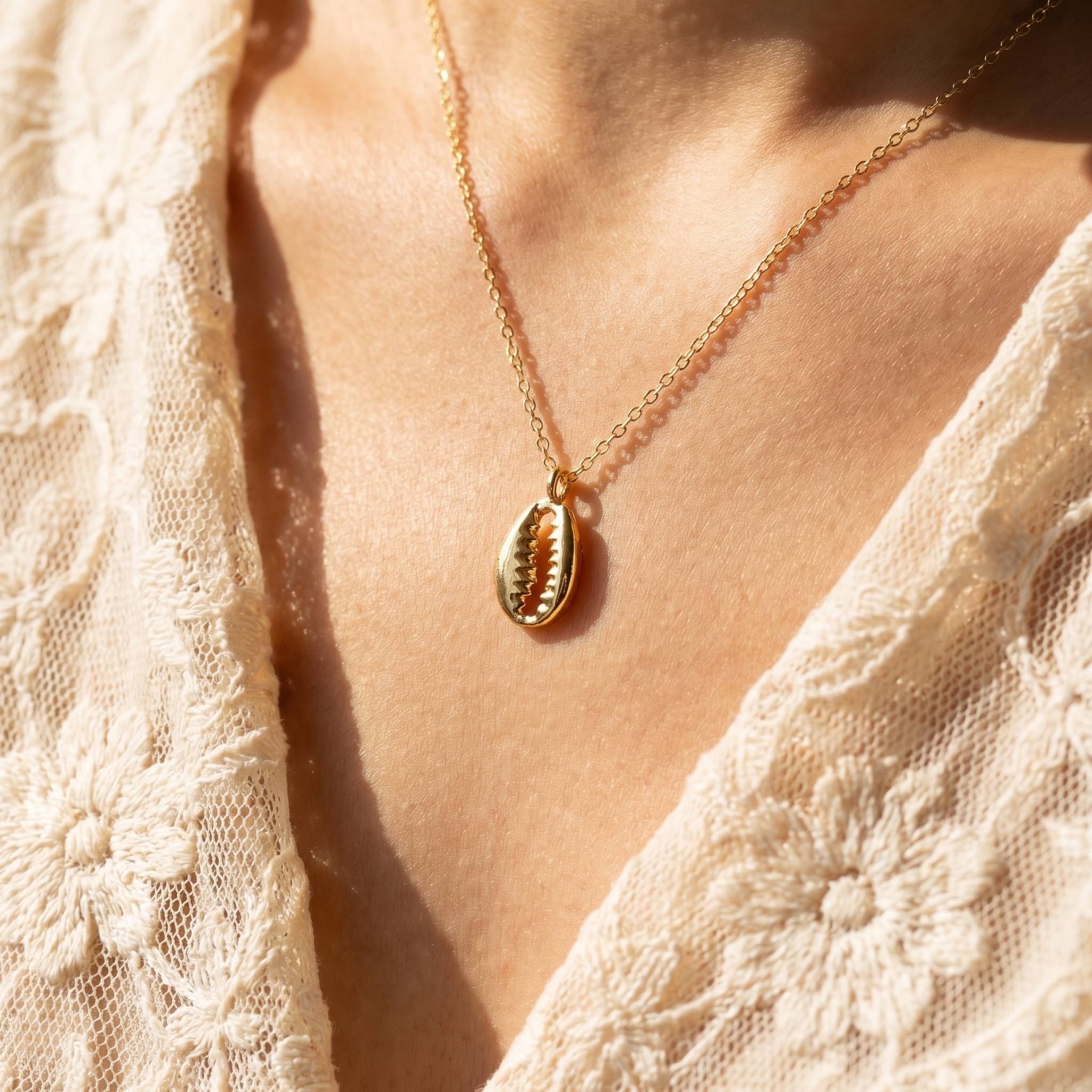 Metallic Cowrie Shell Pendant Necklace