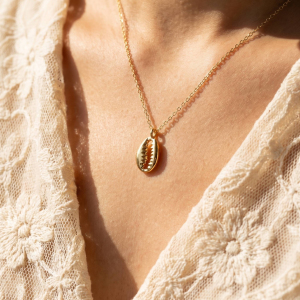 Metallic Cowrie Shell Pendant Necklace