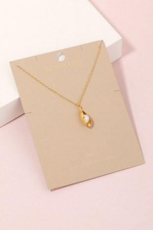 Pearl Shell Pendant Necklace
