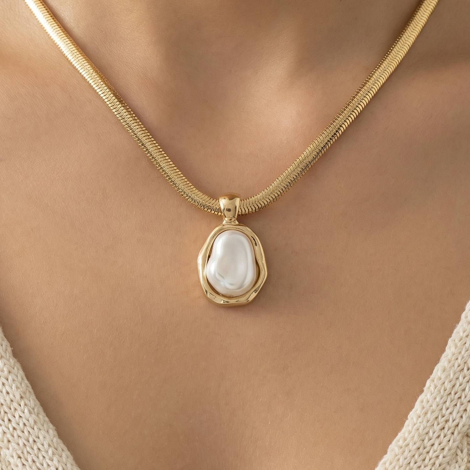 Pearl Pendant Herringbone Chain Necklace