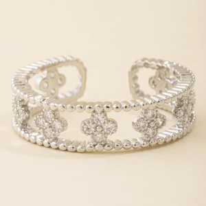 Beaded Edge Cz Clover Station Band Ring