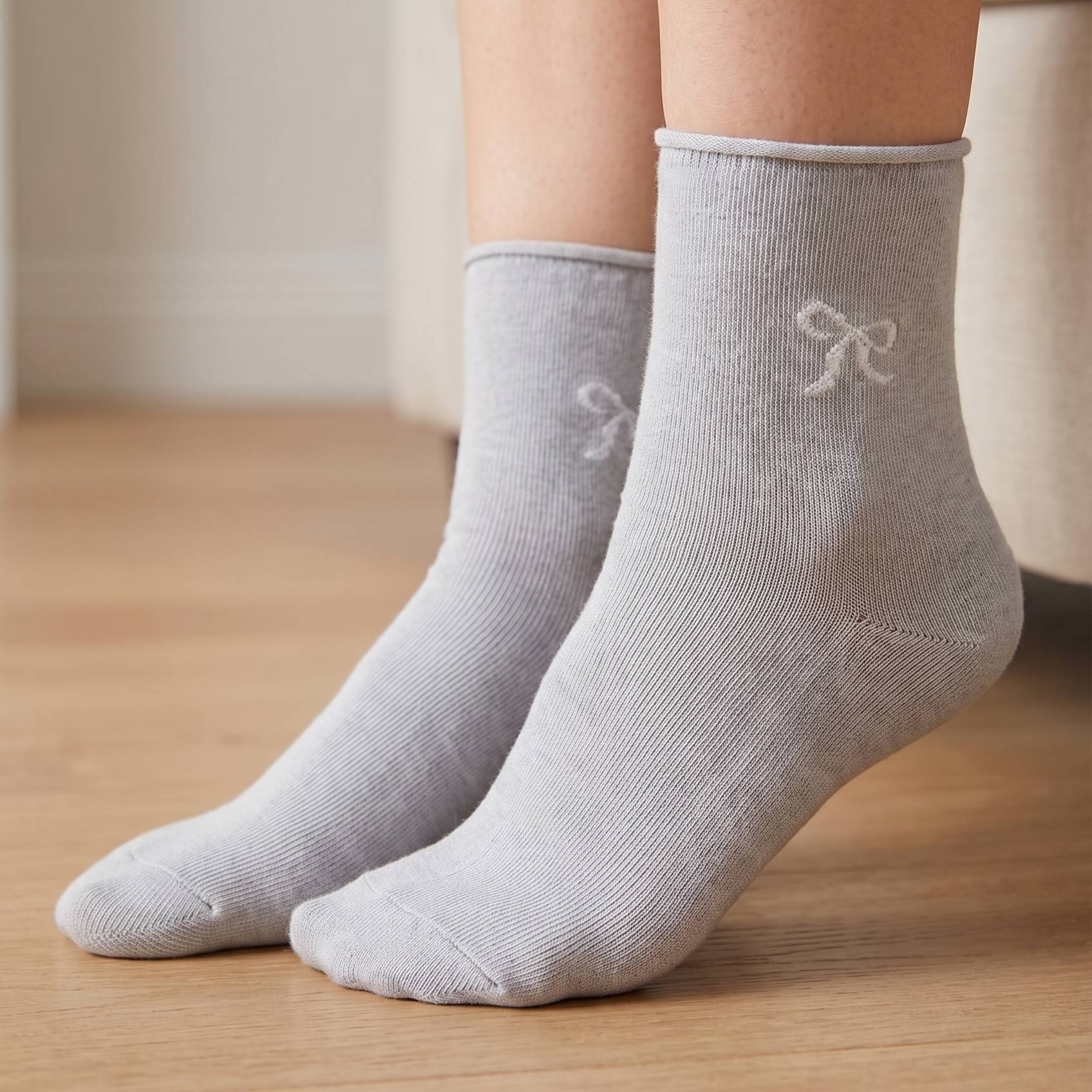 Sparkling Ribbon Bow Engraved Gray Socks